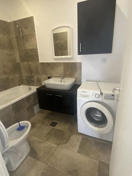Apartament cu 3 camere decomandat în Roșu