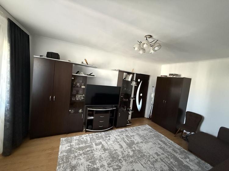 Apartament cu 3 camere decomandat în Dristor