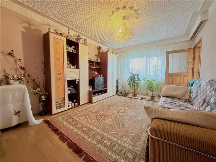 Apartament 3 camere  de vanzare  Pacurari - 1