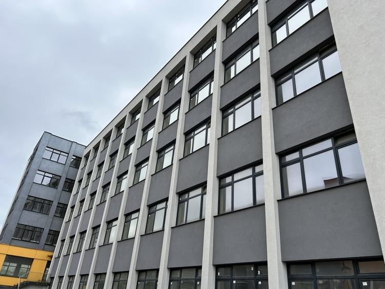 Cladire de vanzare D+P+4 cu 4670mp utili si curte 3650mp la 1280euro/mp - 1