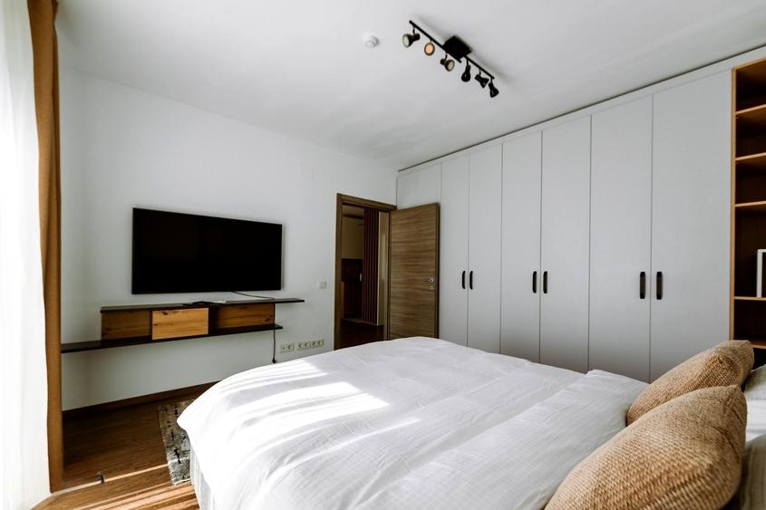 Apartament cu 3 camere semidecomandat, mobilat în Central