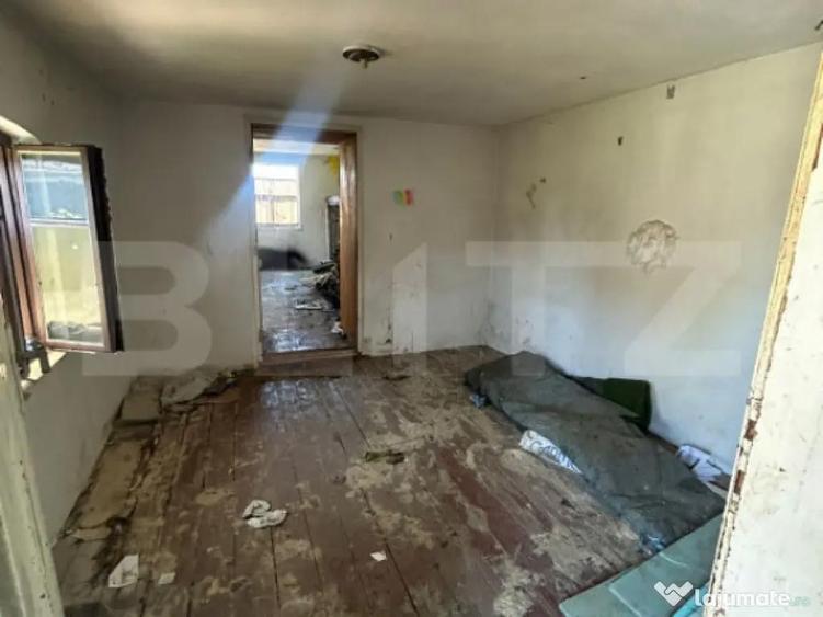 Teren ingradit si casa la rosu - 2