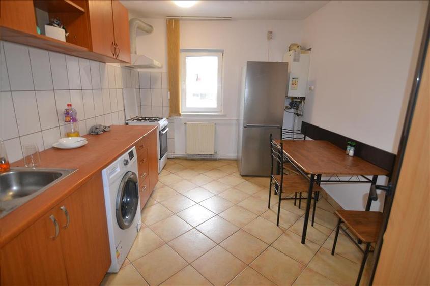 Apartament 3 camere decomandat intrare Răcădău, Str. Carpați - 9