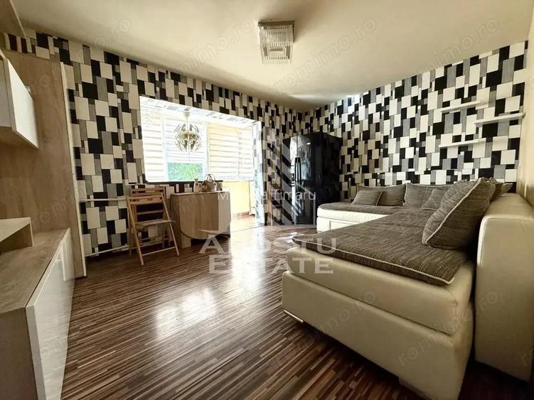 Apartament cu o camera, transformat in 2, etajul 1, zona Girocului