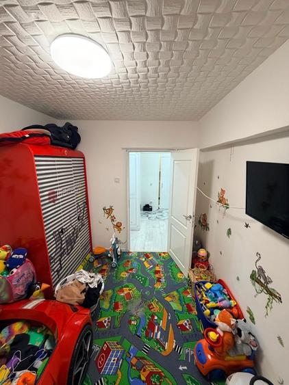 PROPRIETAR ! Vand Apartament 3 camere - 4