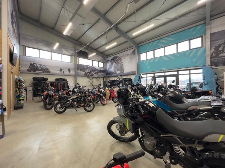 Spatiu 369mp, Rond Uricani, aproape de Metro - 13