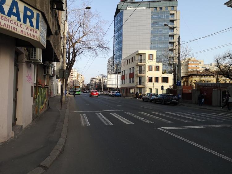 Dacia Bd., la trecerea de pietoni, pe colt, langa Statia de Salvare Bucuresti - 4