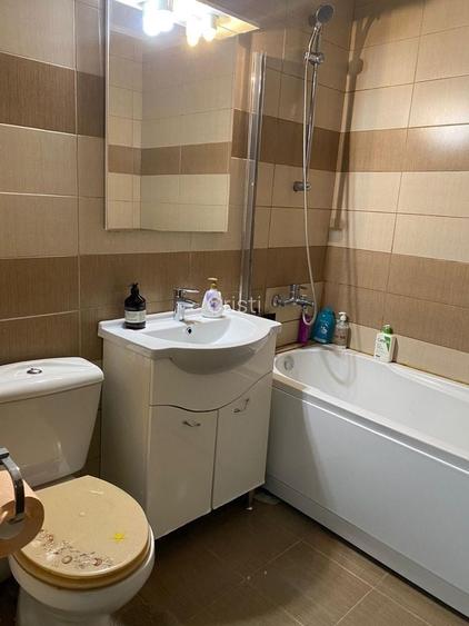 Apartament cu 3 camere semidecomandat în Zahana