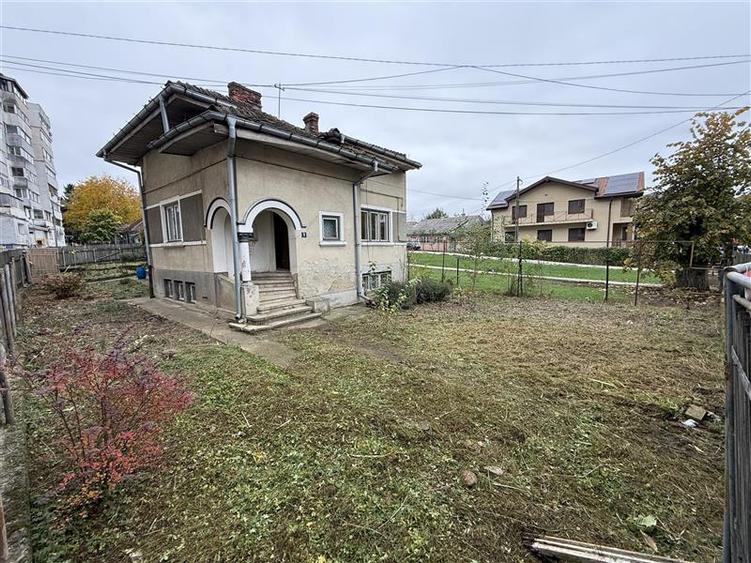 Casă cu 5 camere cu Teren 384 Mp în Banca Națională