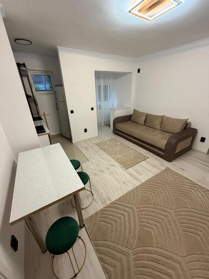 Apartament cu 3 camere semidecomandat în Berceni
