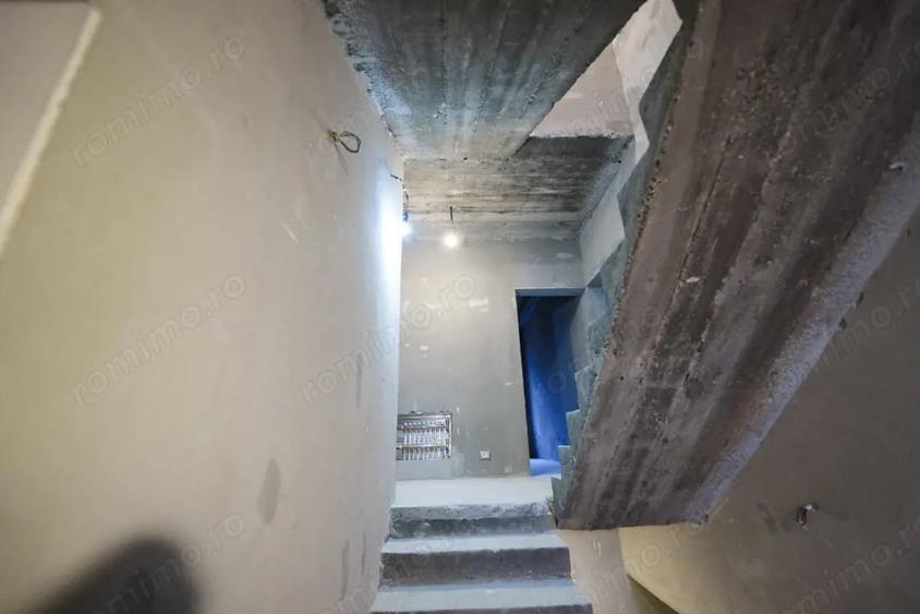 Casă cu 8 camere cu Teren 265 Mp în Romanești