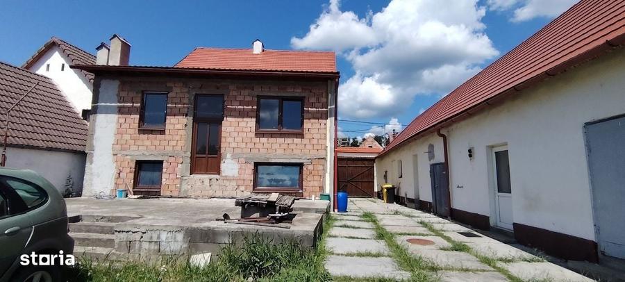 Casă cu 4 camere cu Teren 1180 Mp în Central