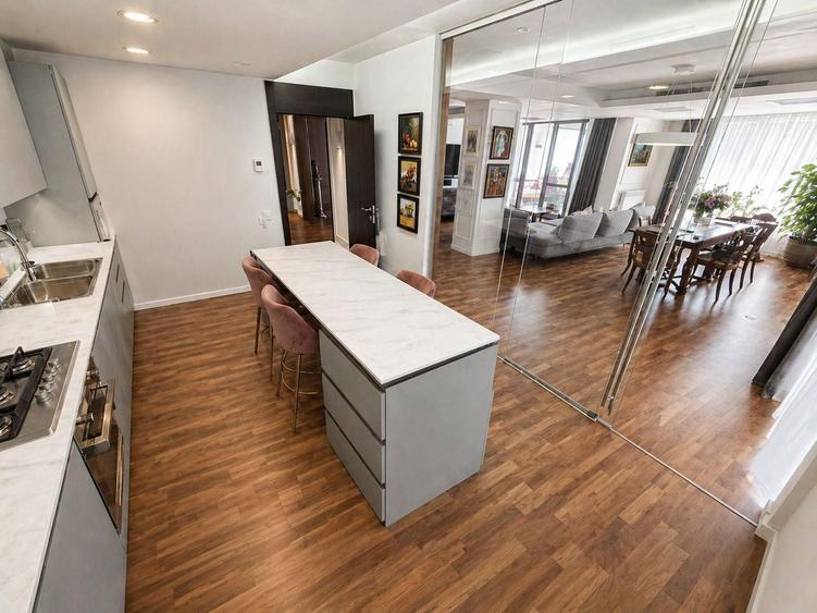Apartament cu 4 camere decomandat, mobilat în Iancu Nicolae
