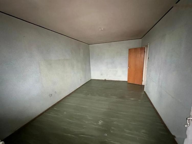 Apartament cu 3 camere decomandat în Drumul Taberei