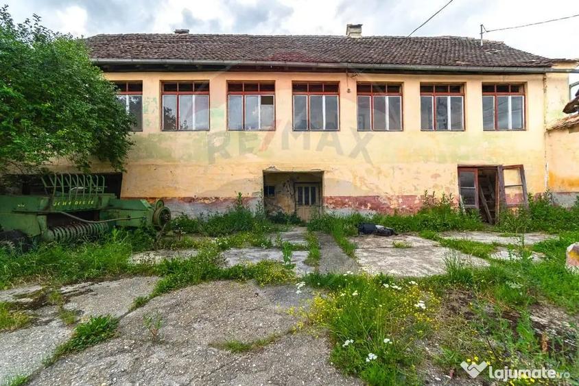Casă cu 7 camere cu Teren 1044 Mp în Jibert
