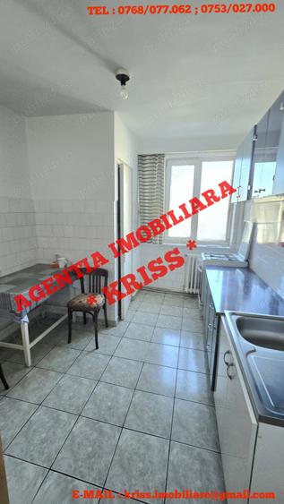 Apartament cu 4 camere decomandat în Teilor