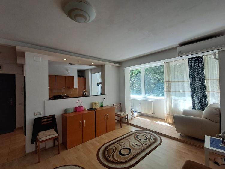 Ofer spre inchiriere unei fete o camera intr-un apartament semidecomandat situat pe Bulevardul Dimitrie Cantemir la 5 min de Piata Unirii. - 1