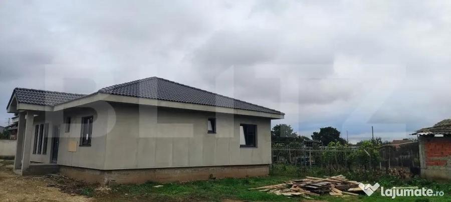 Casa semifinisata cu gard imprejmuitor in Livada de Bihor, l - 9