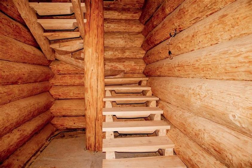 Casa din lemn rotund (Izvoru Muresului, str. Garii) - 11