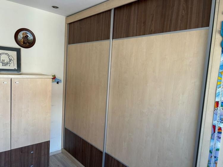 Apartament cu 3 camere semidecomandat în Obor