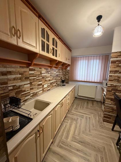 Inchiriem apartament cu 2 camere in zona Micro 20 (stradal), etaj 3, pret 400 E - 4