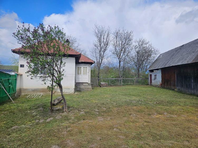 Casa ComCarta judSibiu curte si gradina 3 camere hol baie grajd sura magazie pivnita Apa gazul la poarta si curent Fantana in curte Zona buna PRET NEG - 2