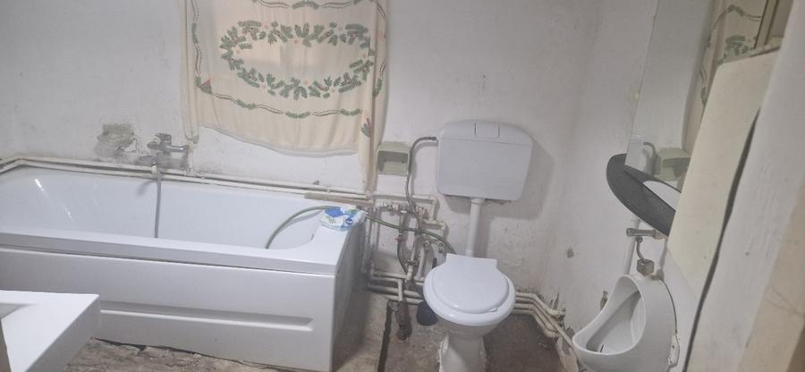 Vand casa cu suprafata utila 120 mp 3 camere bucatarie ,baie  necesita renovare - 1