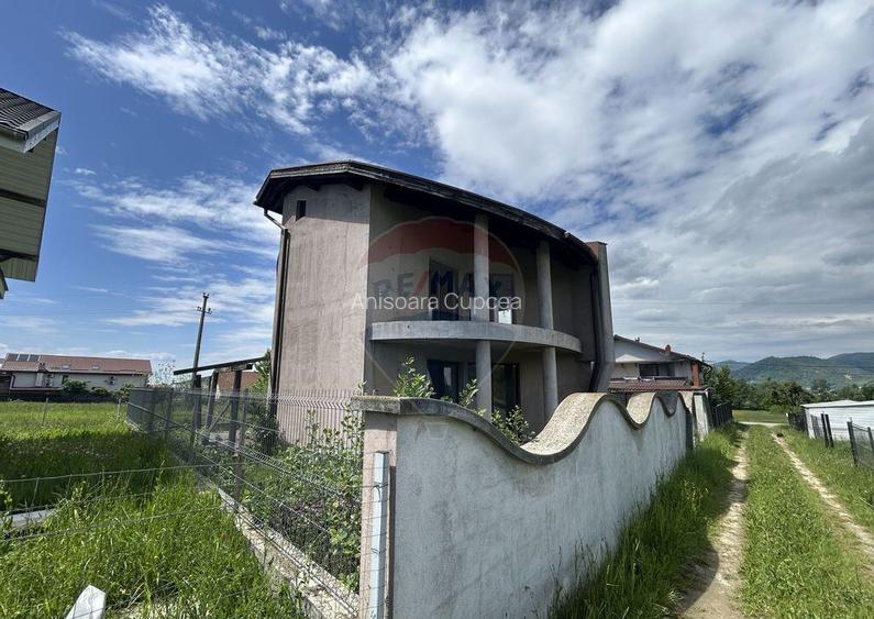 Casa de vanzare in zona Castel Transilvania