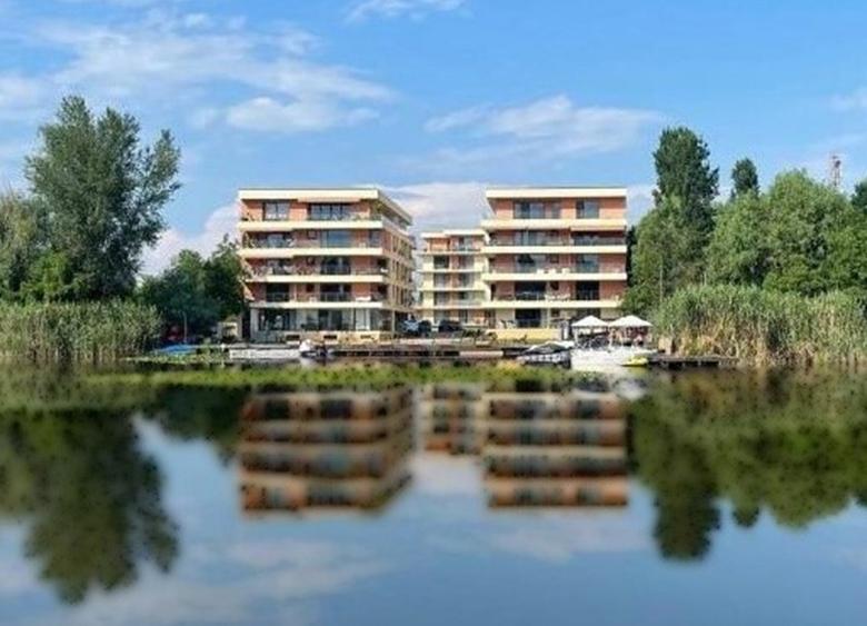 Apartament de vânzare 3 camere cu terasă panoramică și acces direct lac Snagov - 1