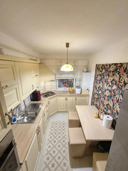 Vand apartament cu 3 camere Vand apartament cu 3 camere