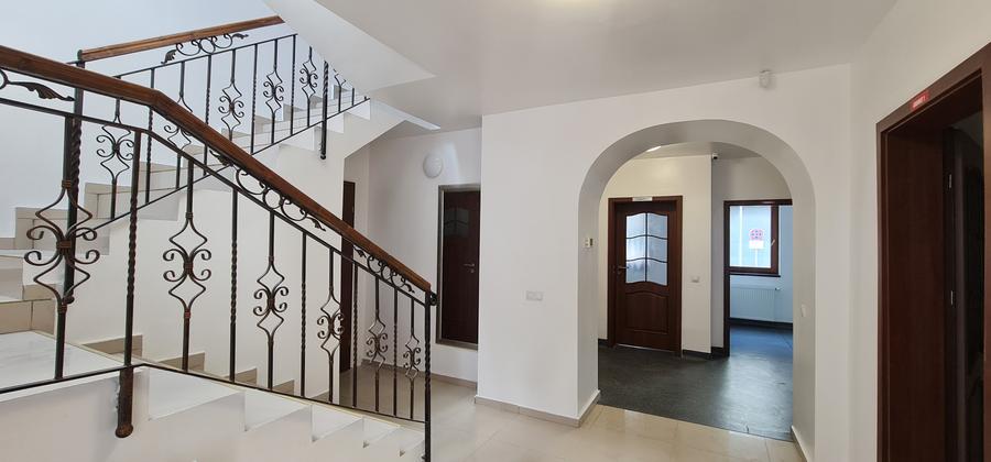 Inchiriez casa singur in curte,ideala pentru clinica medicala - 2