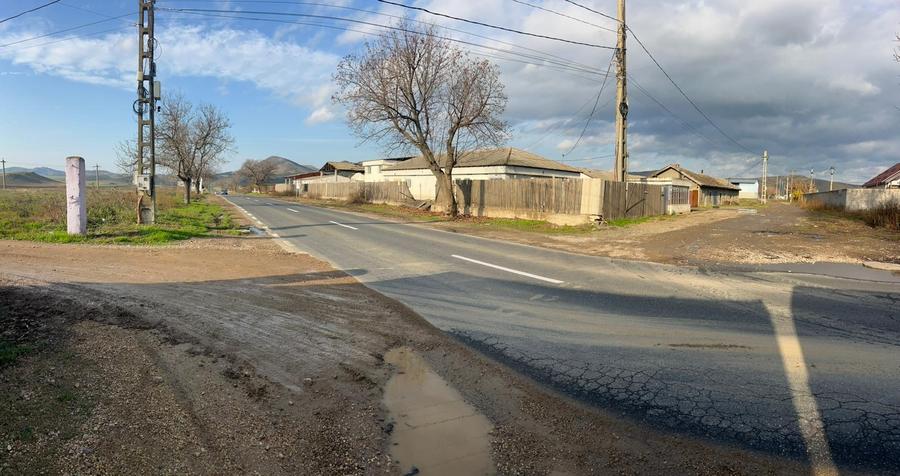 Teren 5000 mp DN22 cu clădiri 800mp + platformă betonată 2700 mp - 3