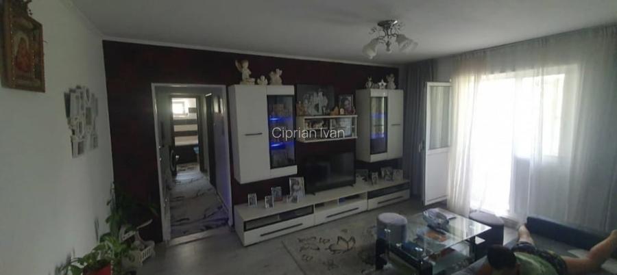 Apartament cu 3 camere semidecomandat în Dacia Apartament cu 3 camere semidecomandat în Dacia