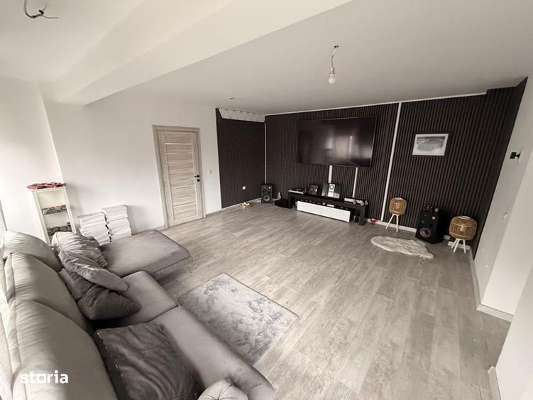 Vand/Schimb 2 case in aceasi curte strada principala Floresti - 1