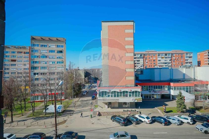 Apartament cu 3 camere de vânzare în zona Rogerius - 18