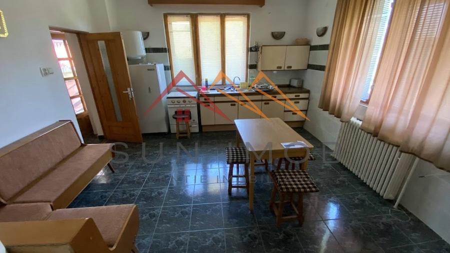 Vila de vanzare, teren 3100 mp, 7 camere, 6 grupuri sanitare, 3 CT, an 1997 - 9