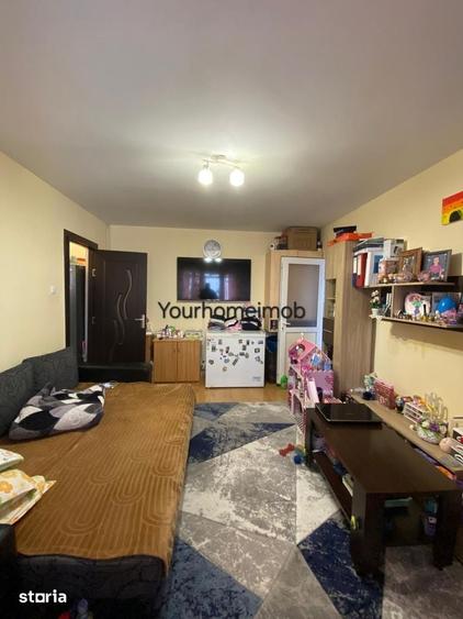Apartament cu 3 camere semidecomandat în Craiovița Nouă