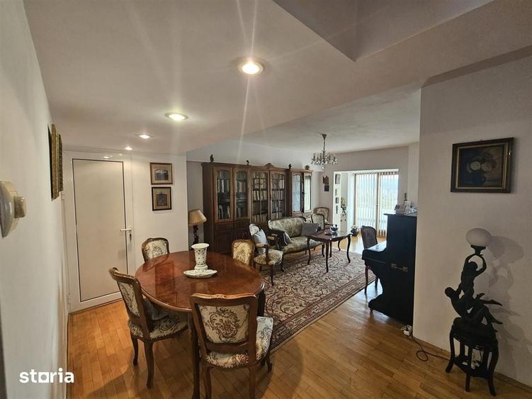 Apartament cu 4 camere decomandat în Hala Centrală