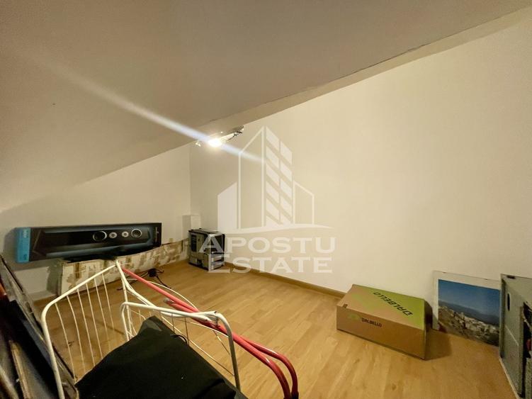Apartament cu 3 camere semidecomandat, mobilat în Dâmbovița