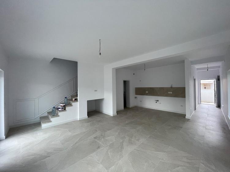 Duplex cu 5 camere cu Canalizare în Ghiroda