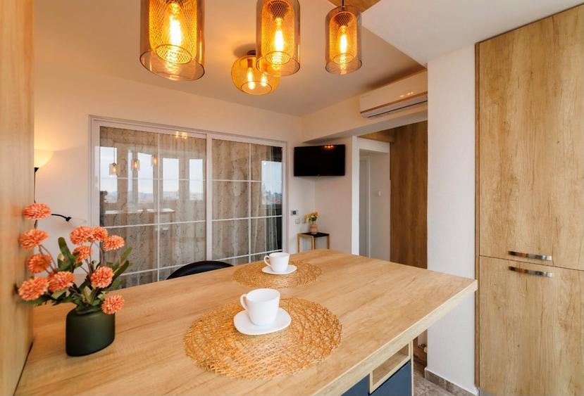 Apartament cu 2 camere semidecomandat, mobilat în P-ța Unirii