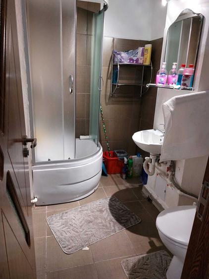 Apartament cu 3 camere semidecomandat în Slătinioara