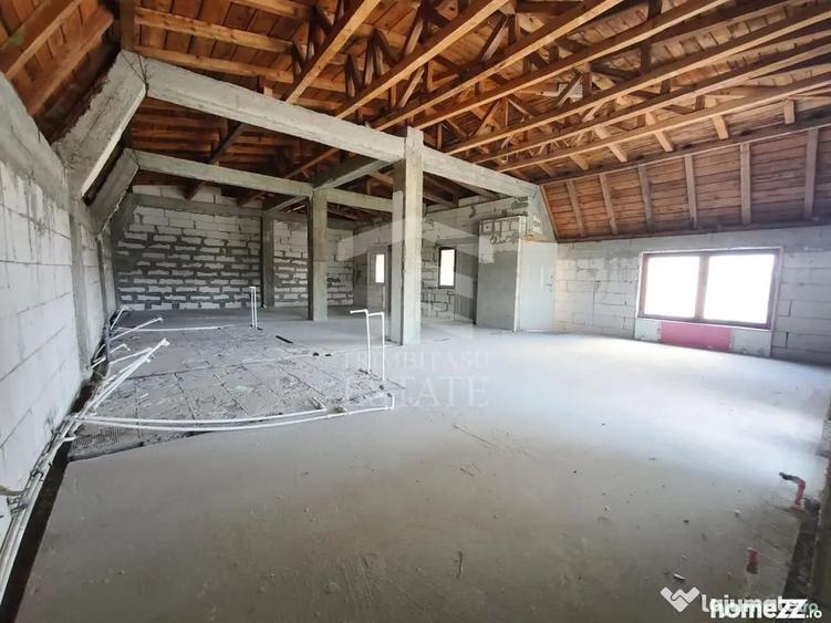 Casă cu 7 camere cu Teren 480 Mp în Lumina