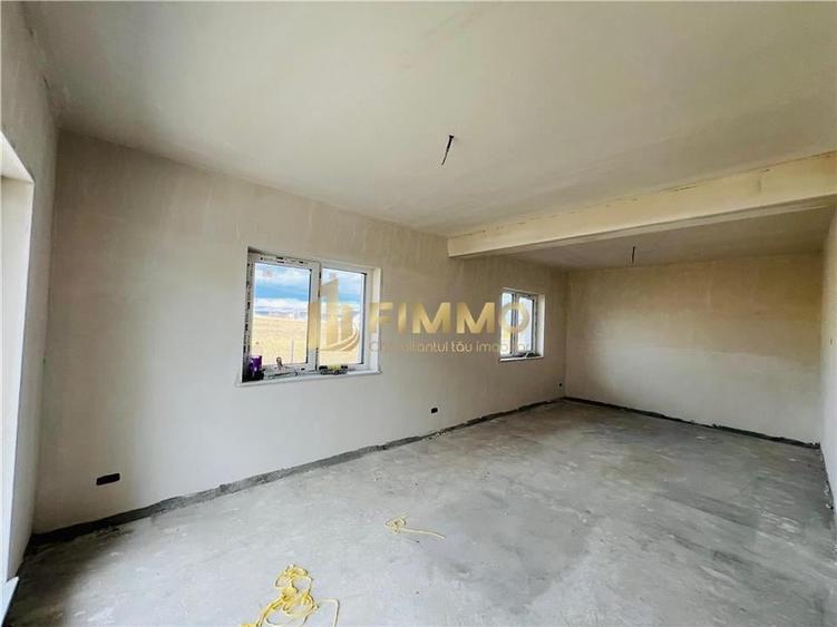 Duplex cu 4 camere cu Canalizare în Ipotești