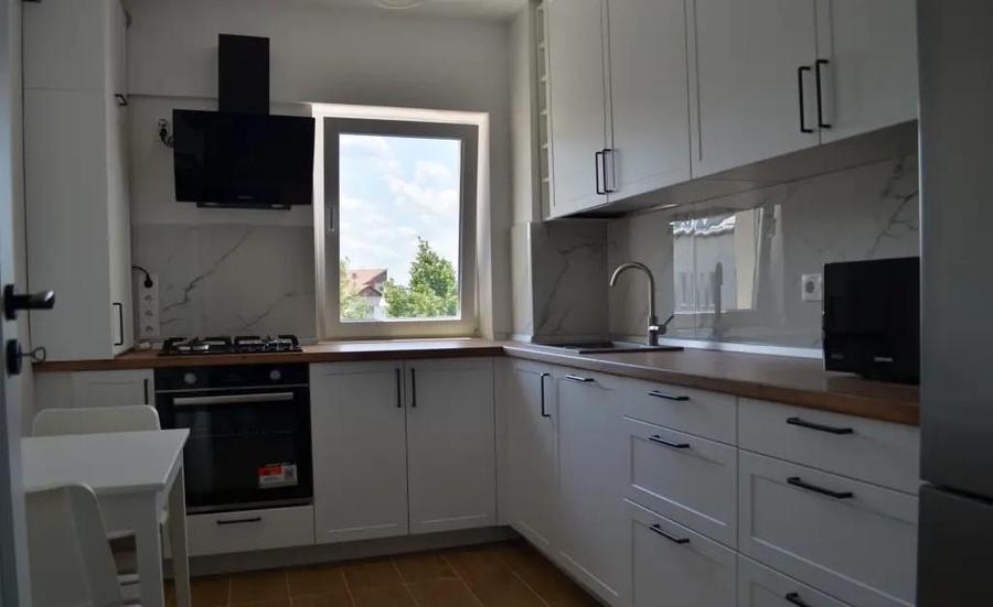 Apartament cu 3 camere decomandat, mobilat în Târgu Cucu