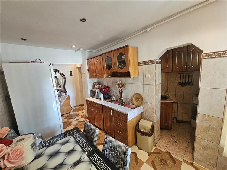 Apartament cu 3 camere semidecomandat, mobilat în Micro II