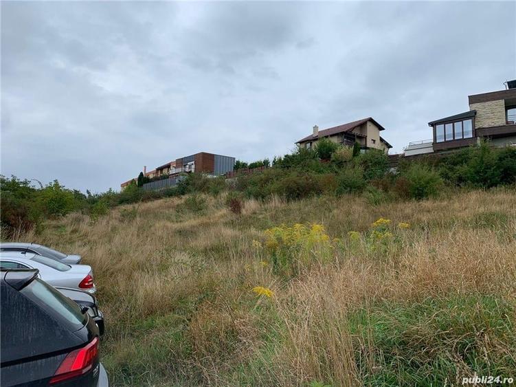 Teren de 4200 mp, în Zorilor