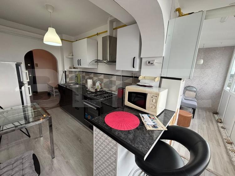 Apartament cu 3 camere decomandat, mobilat în Micro 6