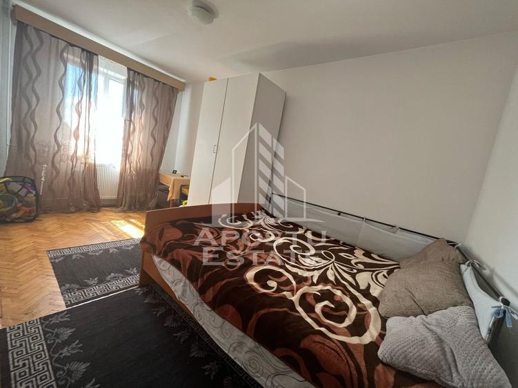 Apartament cu 3 camere, semidecomandat, etajul 2, zona Dambovita - 1