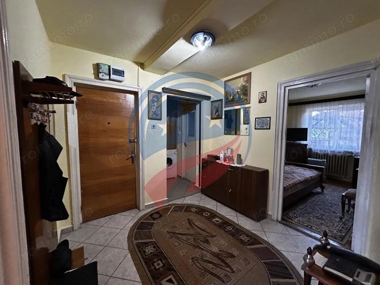 Apartament cu 3 camere decomandat în Siloz